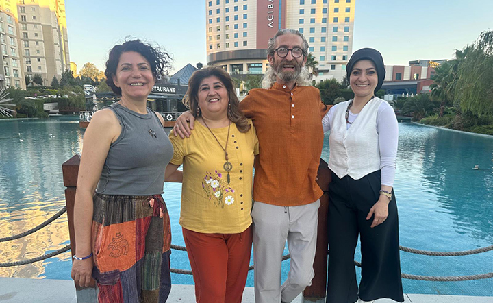 “777. Aşk Hattı” oyunu seyircisiyle buluşmak için gün sayıyor