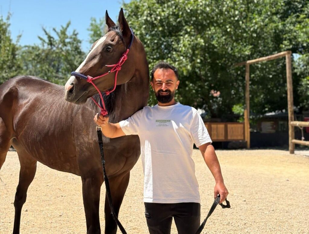“İsmail Özkan ve ailesinin, Dededen Kalan Çiftliği Doğa Tutkunlarının Cennetine Dönüştürdü : ÖZKAN AT ÇİFTLİĞİ”