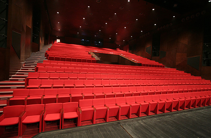 İBB Şehir Tiyatroları’nın yeni sezonun iddialı oyunlarından “BİR ZİYARET” seyircisi ile buluşmak için gün sayıyor.