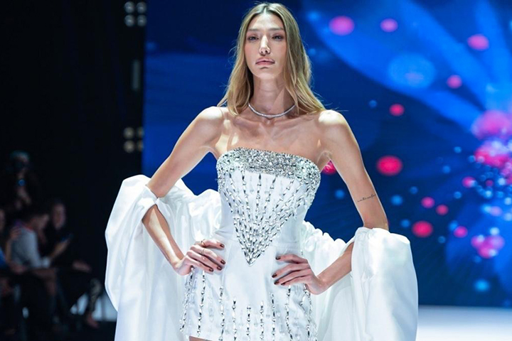 Sevval Şahin genç tasarımcı Efe Batur’un ilk defilesinde podyuma çıkıyor
